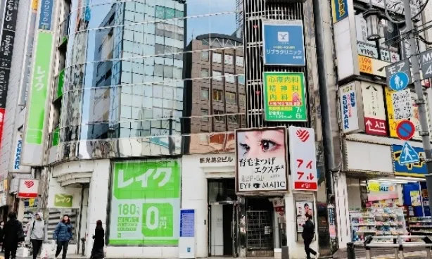 通りから見たビルの外観